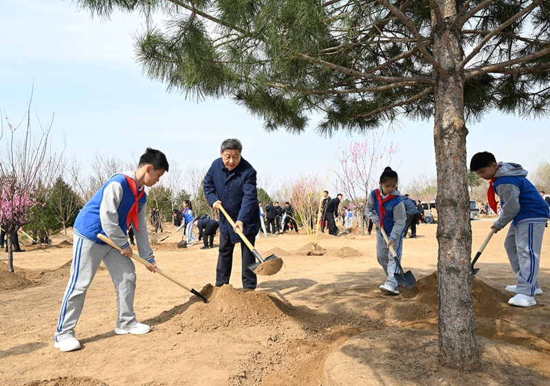 2025年4月3日，習近平總書記來到北京豐臺區永定河畔參加首都義務植樹活動。