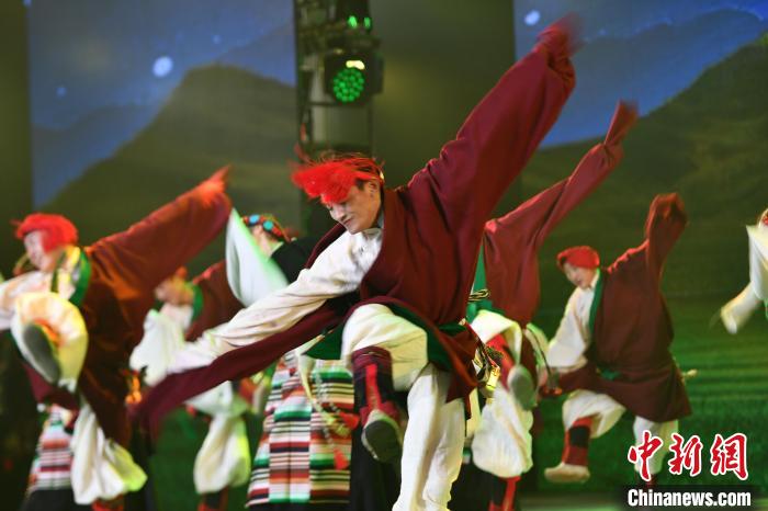 圖為演員在聯歡晚會上表演?！∝暩聛硭?攝