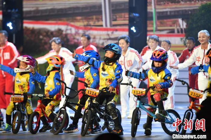 圖為拉薩市春節藏歷新年聯歡晚會錄制現場?！∝暩聛硭?攝