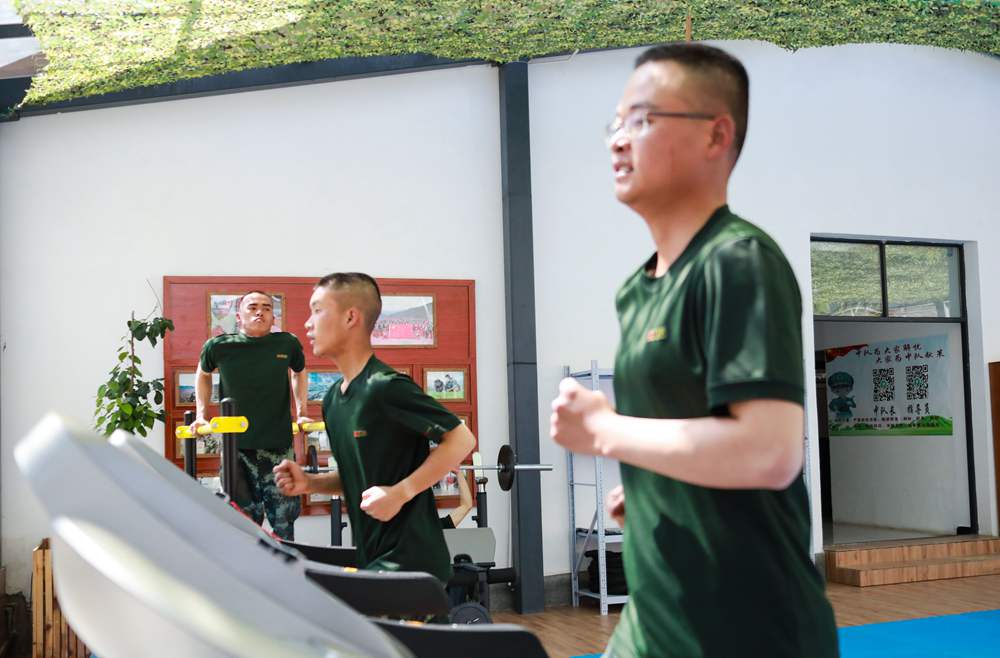 官兵正在新配發的跑步機上運動。
