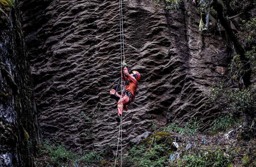 救援實戰訓練中，消防員垂直攀爬。西繞拉翁攝