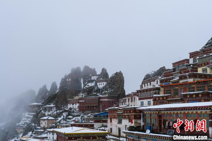 云霧環繞的孜珠寺。　江飛波 攝