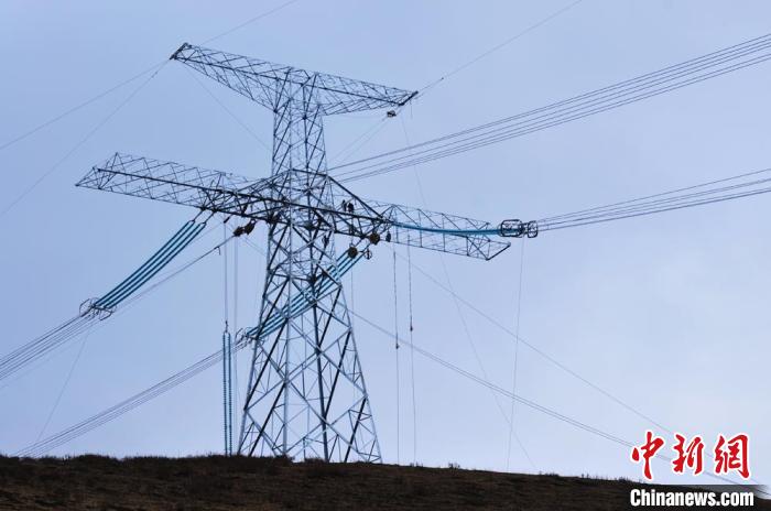 高原藏區電力線路建設者:高寒缺氧、扎刺掛彩是常事