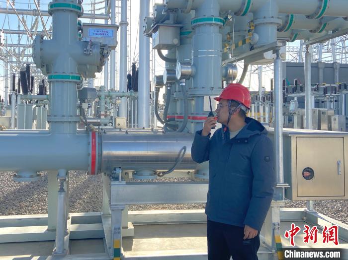 圖為國網青海檢修公司專業人員在沙柳變電站驗收設備。　唐胥 攝