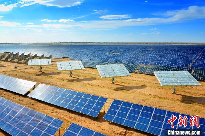 青海格爾木:荒漠“綠能”發展風光無限