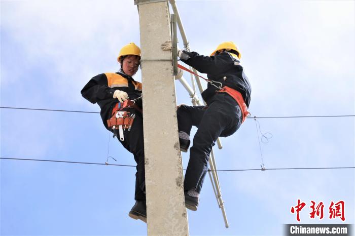 青藏鐵路線上的“95后”女“蜘蛛俠”：“掛”在支柱上數火車