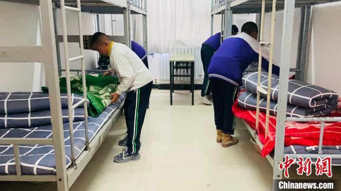 青海瑪多地震災后重建見聞：從帳篷教室到分區上課