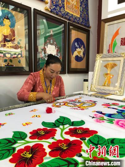 青海熱貢藝術之鄉半邊天們的“領頭雁”：一枝獨放不是春