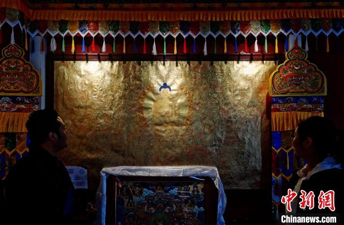 圖為使用金汁創作的金唐。　張添福 攝