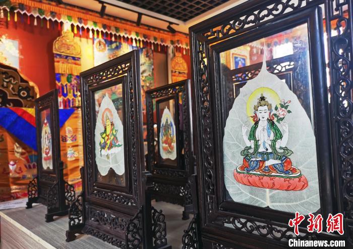 圖為久美尖措創作的藝術品。　張添福 攝