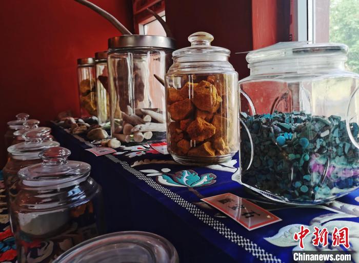 圖為唐卡繪畫礦物顏料展示。　張添福 攝