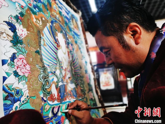 圖為久美尖措創作唐卡。　張添福 攝