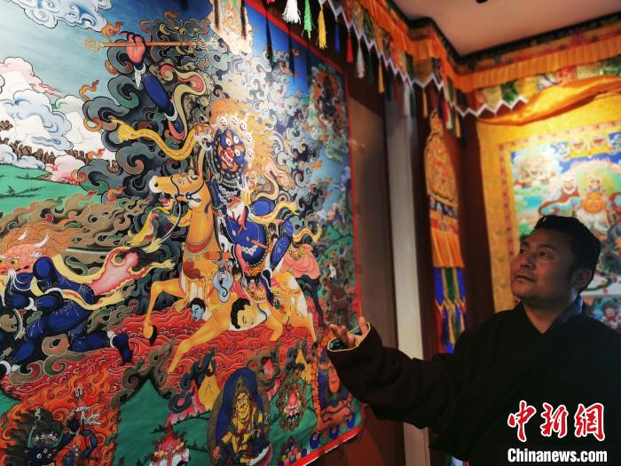 圖為久美尖措展示唐卡作品。　張添福 攝