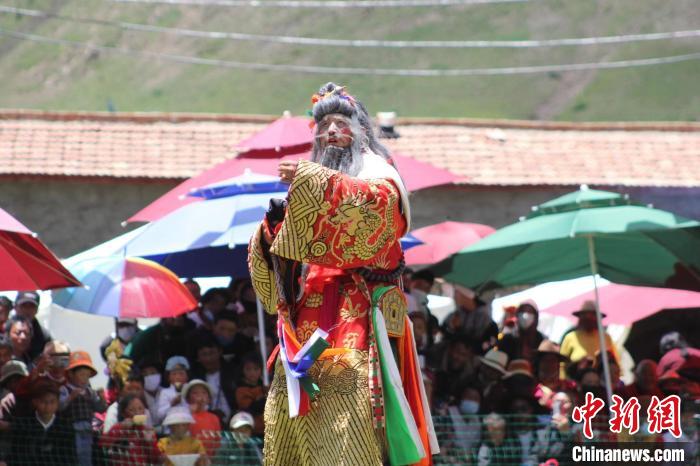 圖為觀眾們觀看表演。　班瑪縣文體旅游廣電局 供圖