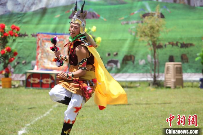 圖為演出人員表演現(xiàn)場(chǎng)。　班瑪縣文體旅游廣電局 供圖