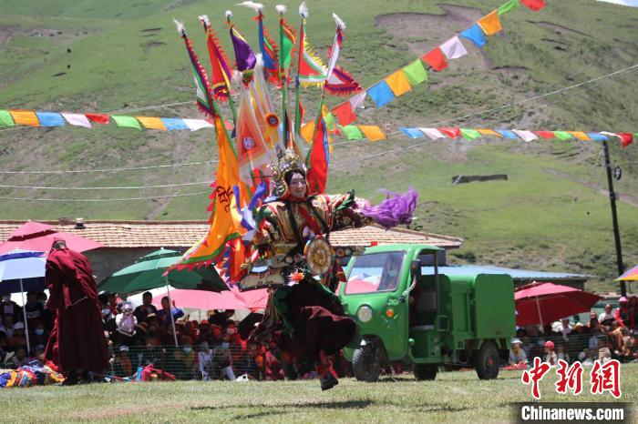 圖為表演現(xiàn)場(chǎng)。　班瑪縣文體旅游廣電局 供圖