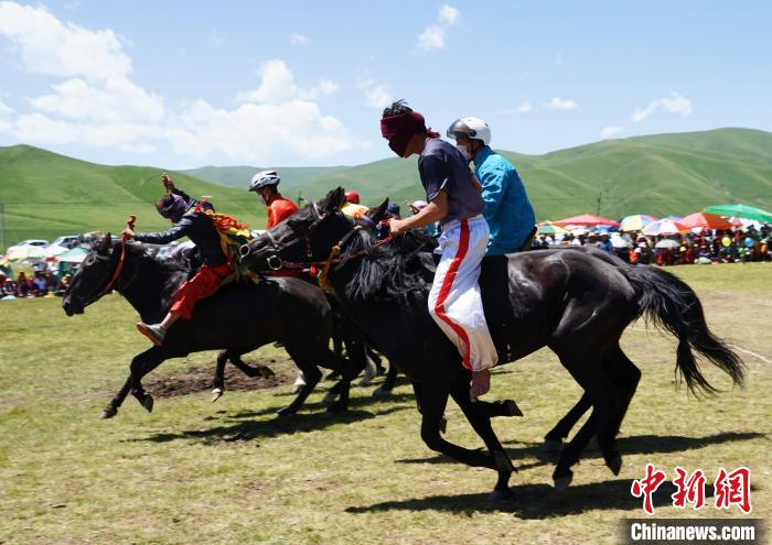 圖為選手進行3000米賽馬比賽。　馬銘言 攝