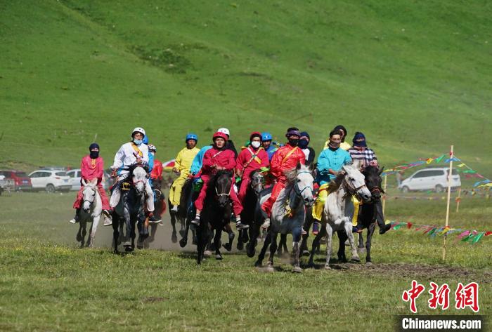 圖為選手進行3000米賽馬比賽。　馬銘言 攝