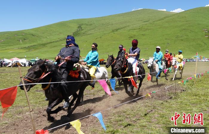 圖為選手進行3000米賽馬比賽。　馬銘言 攝