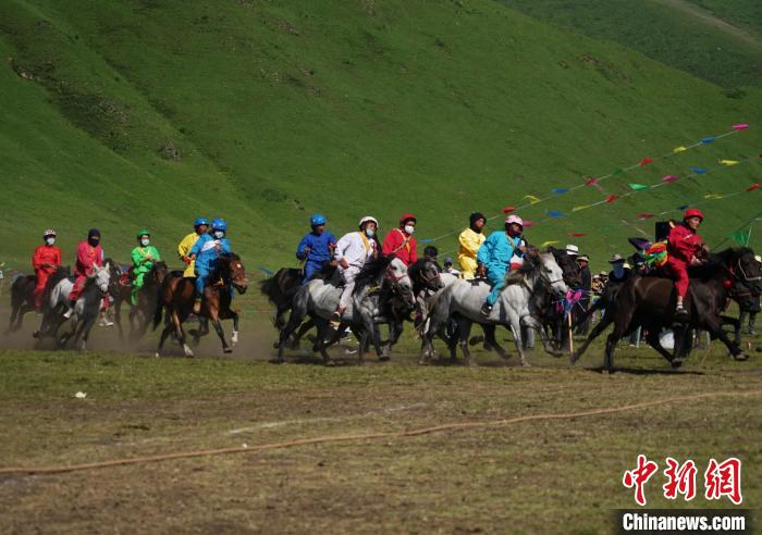 圖為選手進行3000米賽馬比賽。　馬銘言 攝