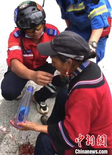 筠連筠愛青年應(yīng)急救援隊救援人員正在為傷員傷口清理。　受訪者供圖