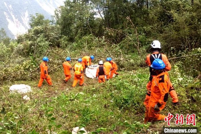 海拔1950米唐29號塔位搶險隊員正搬運直升機吊運上山的搶險材料?！⌒鞈c明 攝