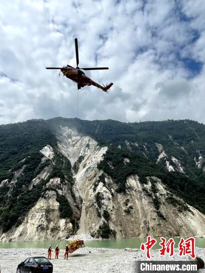 直升機正在運輸110千伏唐下線應急塔塔材?！⌒l科 攝