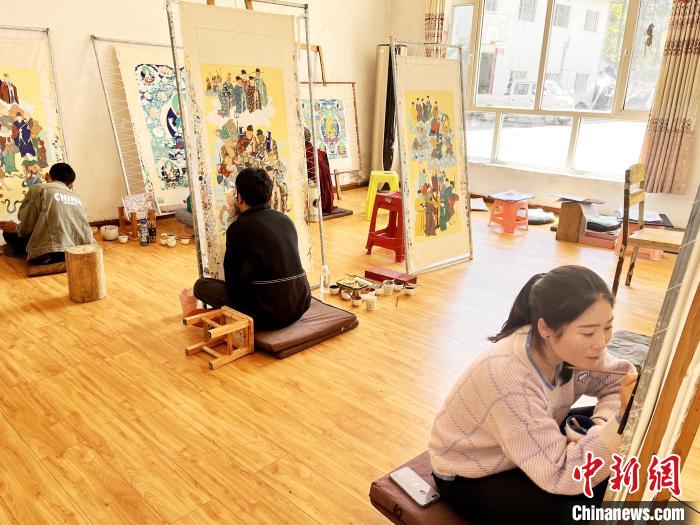 圖為畫室內學徒練習繪畫唐卡。　馬文莉 供圖
