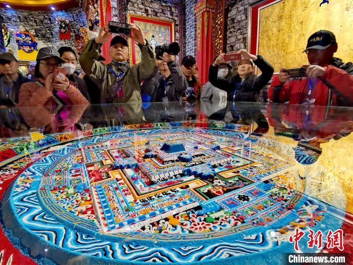 圖為參觀者拍攝壇城。　張添福 攝