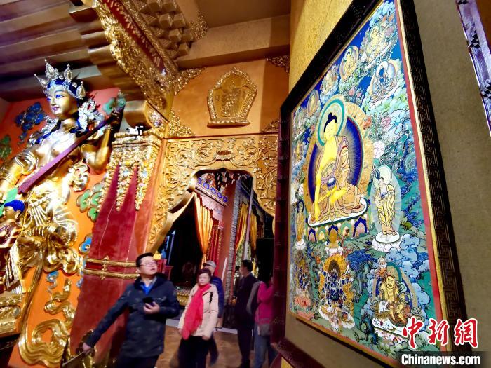 圖為仁俊畫院內的唐卡。　張添福 攝