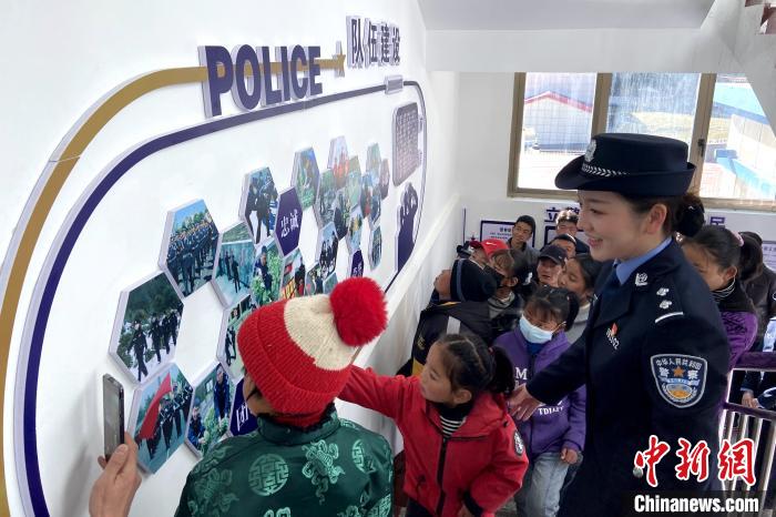 山南邊境管理支隊勒布邊境派出所舉行警營開放日活動，邀請駐地民眾進警營，了解民警工作生活。　莊冀 攝