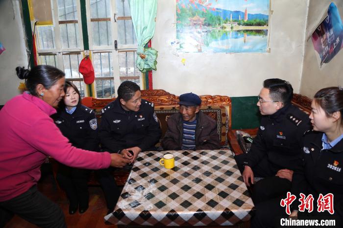 亞東出入境邊防檢查站民警走訪慰問轄區困難群眾。　張雨強 攝