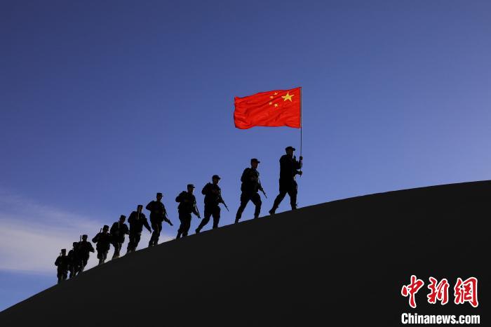 日喀則邊境管理支隊幾腳橋邊境檢查站民警在轄區開展巡邏工作。　龍小鳳 攝