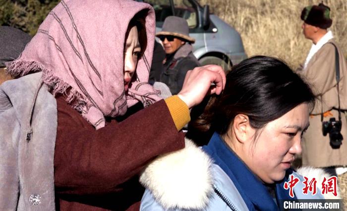 圖為1月13日，電影《雪域青春》群眾演員做拍攝準備。　貢桑拉姆 攝