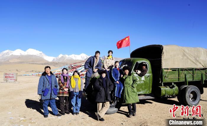 圖為電影《雪域青春》主創團隊在西藏唐古拉山拍攝點。　攝制組供圖 攝