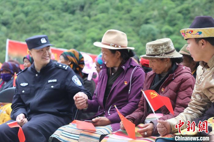 圖為李陽(yáng)副所長(zhǎng)(前排左一)與卓嘎、央宗姐妹共同參加愛國(guó)主義教育活動(dòng)。　德吉 攝