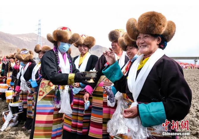資料圖：西藏自治區拉薩市曲水縣才納鄉協榮村參加春耕儀式的村民互敬青稞酒。按照傳統，當地村民身著節日盛裝，舉行隆重的儀式，祈福一年的豐收。<a target='_blank' ><p  align=