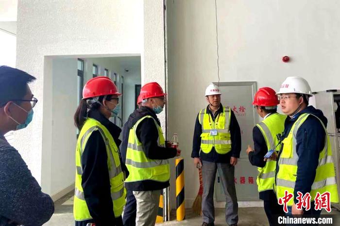 圖為驗收組驗收項目。　旦增旺扎 攝