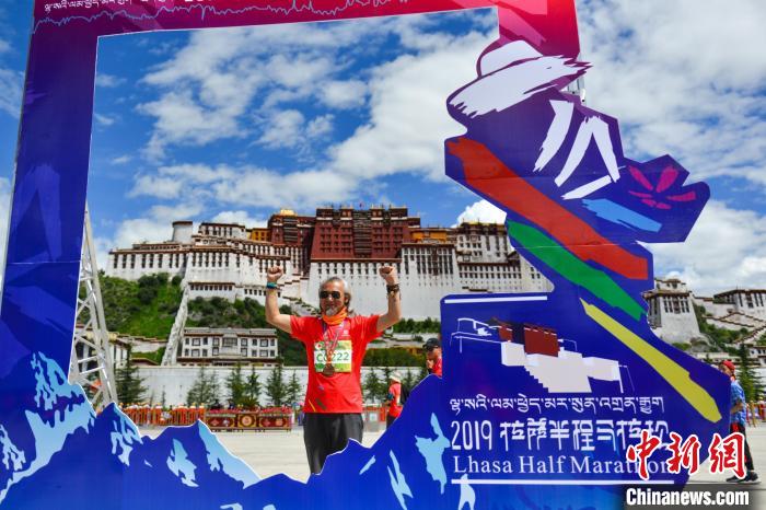 資料圖為2019年8月18日，拉薩舉行半程馬拉松賽?！〗w波 攝