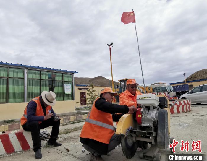 西藏養路工人:與自然抗爭用愛澆筑“生命線”