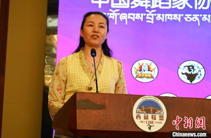 圖為西藏自治區舞蹈家協會主席達娃拉姆致辭。　趙朗 攝