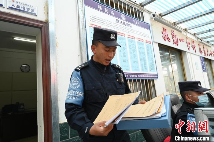 圖為洛桑朗嘎向記者展示卷宗?！≮w朗 攝