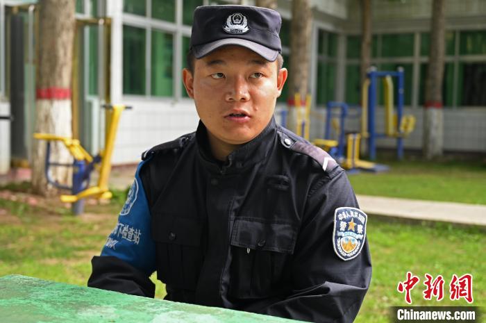 圖為邊煒接受記者采訪。　趙朗 攝