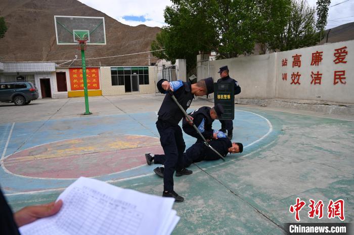 圖為移民管理警察進行警務(wù)技能考核?！≮w朗 攝