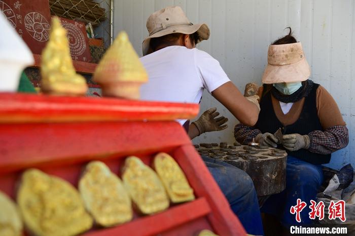 圖為6月14日，拉薩的手工藝人制作“擦擦”。 <a target='_blank' ><p  align=