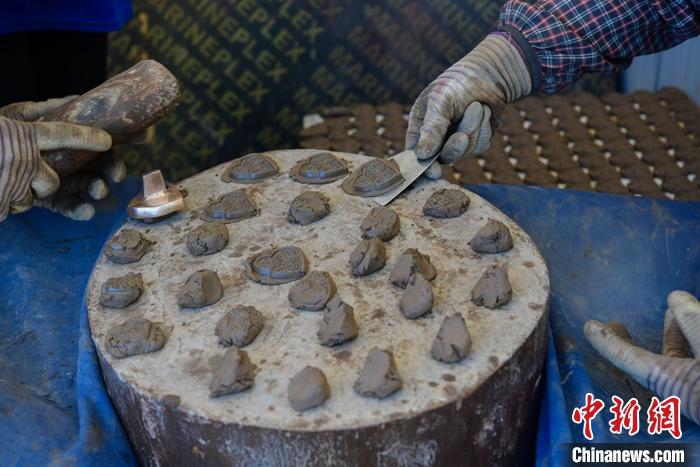 6月14日，拉薩的手工藝人制作“擦擦”。 <a target='_blank' ><p  align=