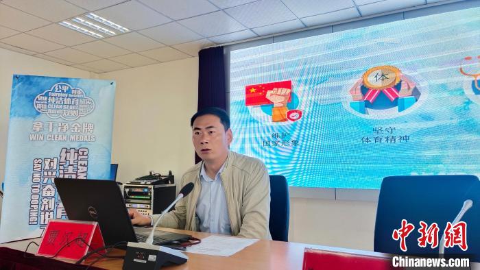 西藏自治區體育科學研究所助理研究員、國家級純潔體育教育講師賈漢超講座。　貢桑拉姆 攝