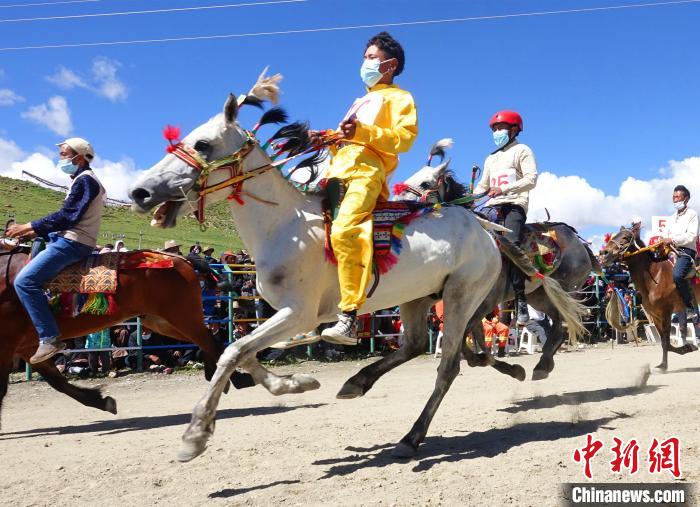 圖為打隆物交會期間舉辦的賽馬活動。　冉文娟 攝