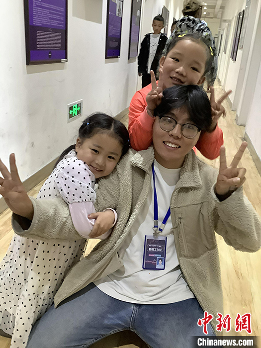 “Z世代”旦真旺加認為，拉薩是一座開放與包容的城市，記憶中的拉薩是彩色的。2021年，旦真旺加從浙江大學漢語言文學專業畢業后，他選擇回到拉薩，成為一名漢語文實習助教。圖為8月4日，旦真旺加在課間陪學生玩耍。 <a target='_blank' ><p  align=