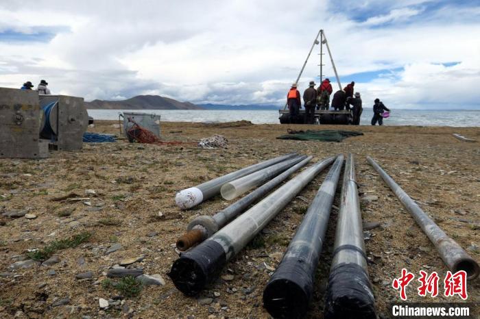 科考隊員從巴木錯采集的科研樣品?！?lt;a target='_blank' ><p  align=